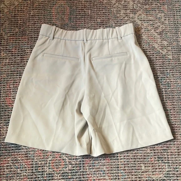 Abercrombie & Fitch Sloane ultra High Rise Pleated Shorts in Light Taupe - Picture 7 of 9